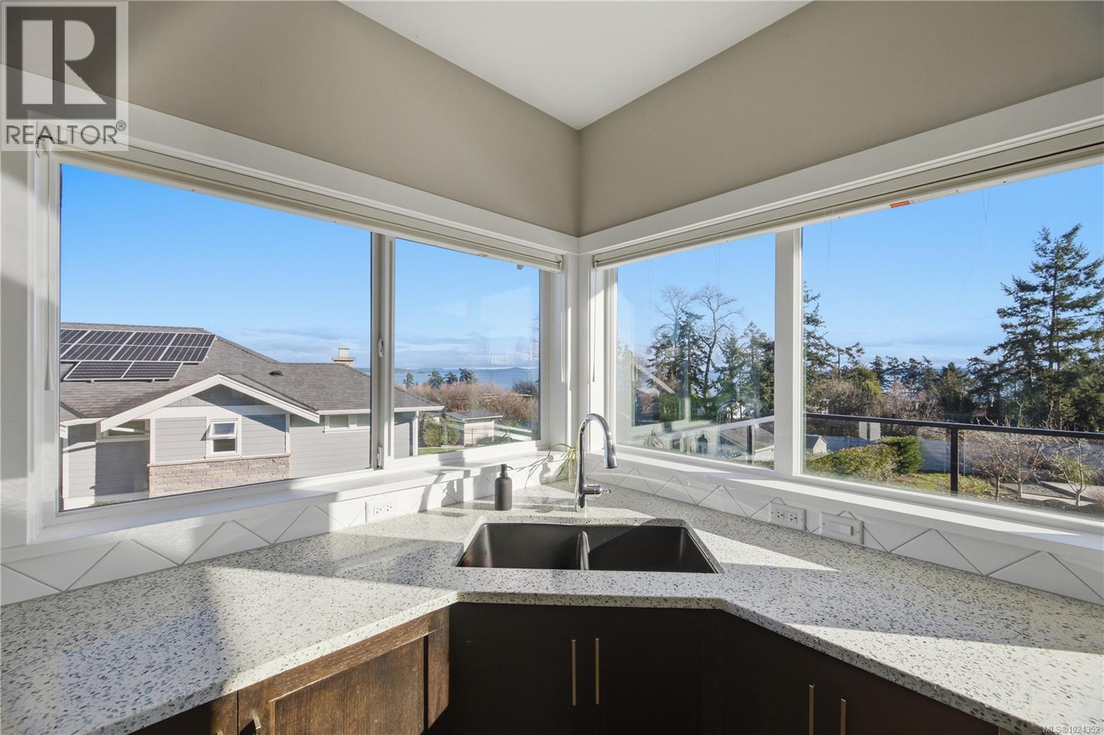 8711 Bourne Terr, North Saanich