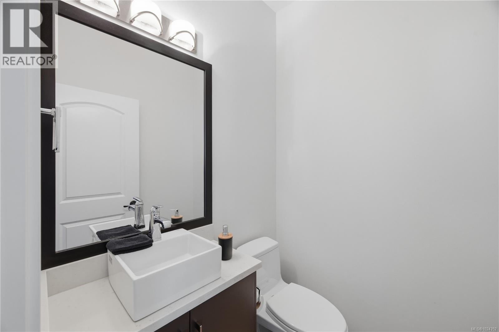 8711 Bourne Terr, North Saanich