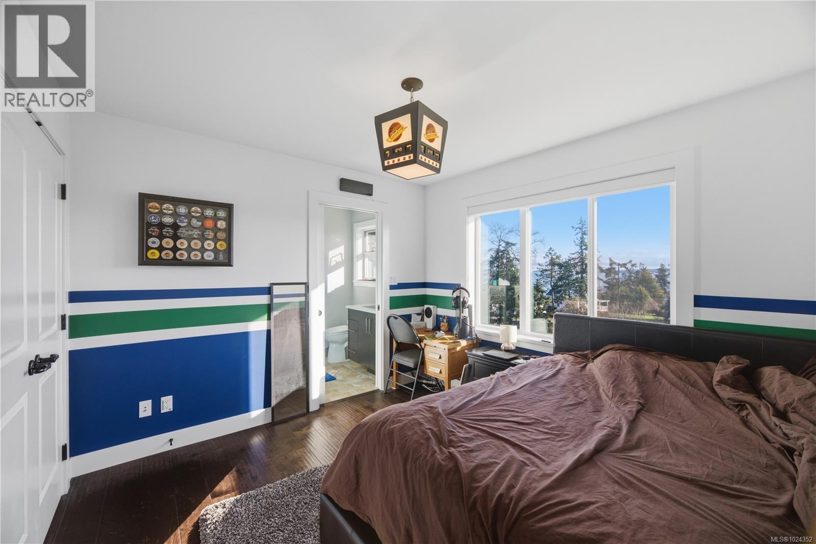 8711 Bourne Terr, North Saanich