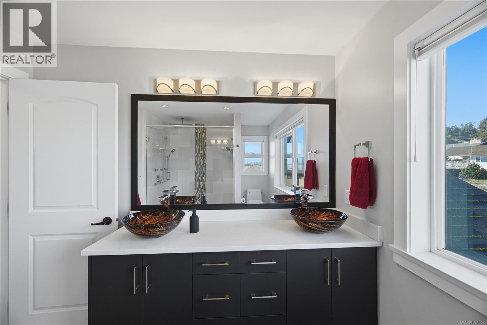 8711 Bourne Terr, North Saanich