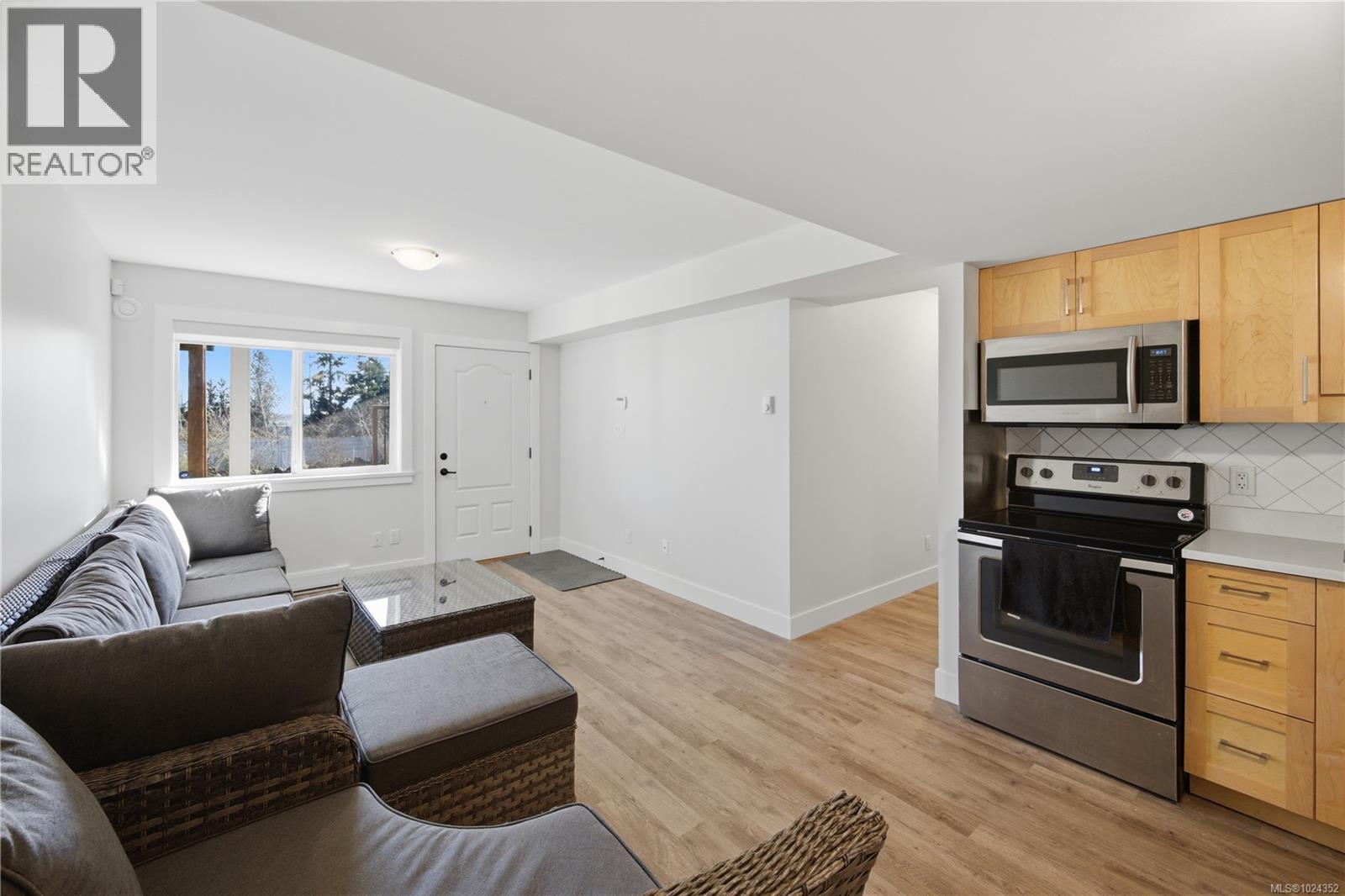 8711 Bourne Terr, North Saanich