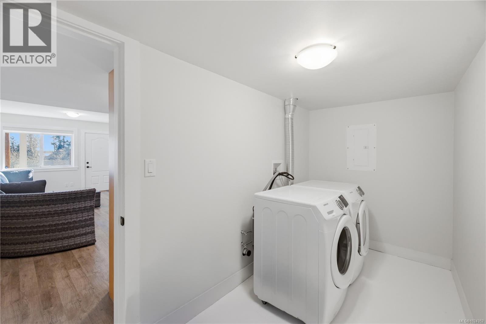 8711 Bourne Terr, North Saanich