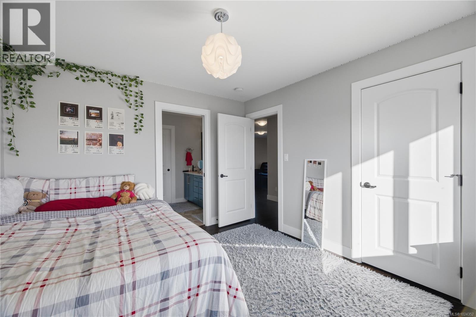 8711 Bourne Terr, North Saanich