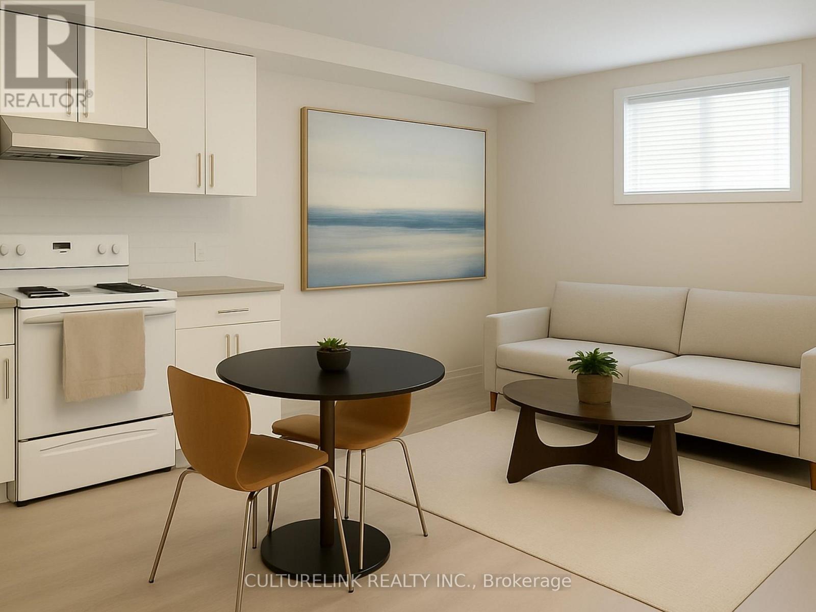 918 St Clarens Avenue Lower