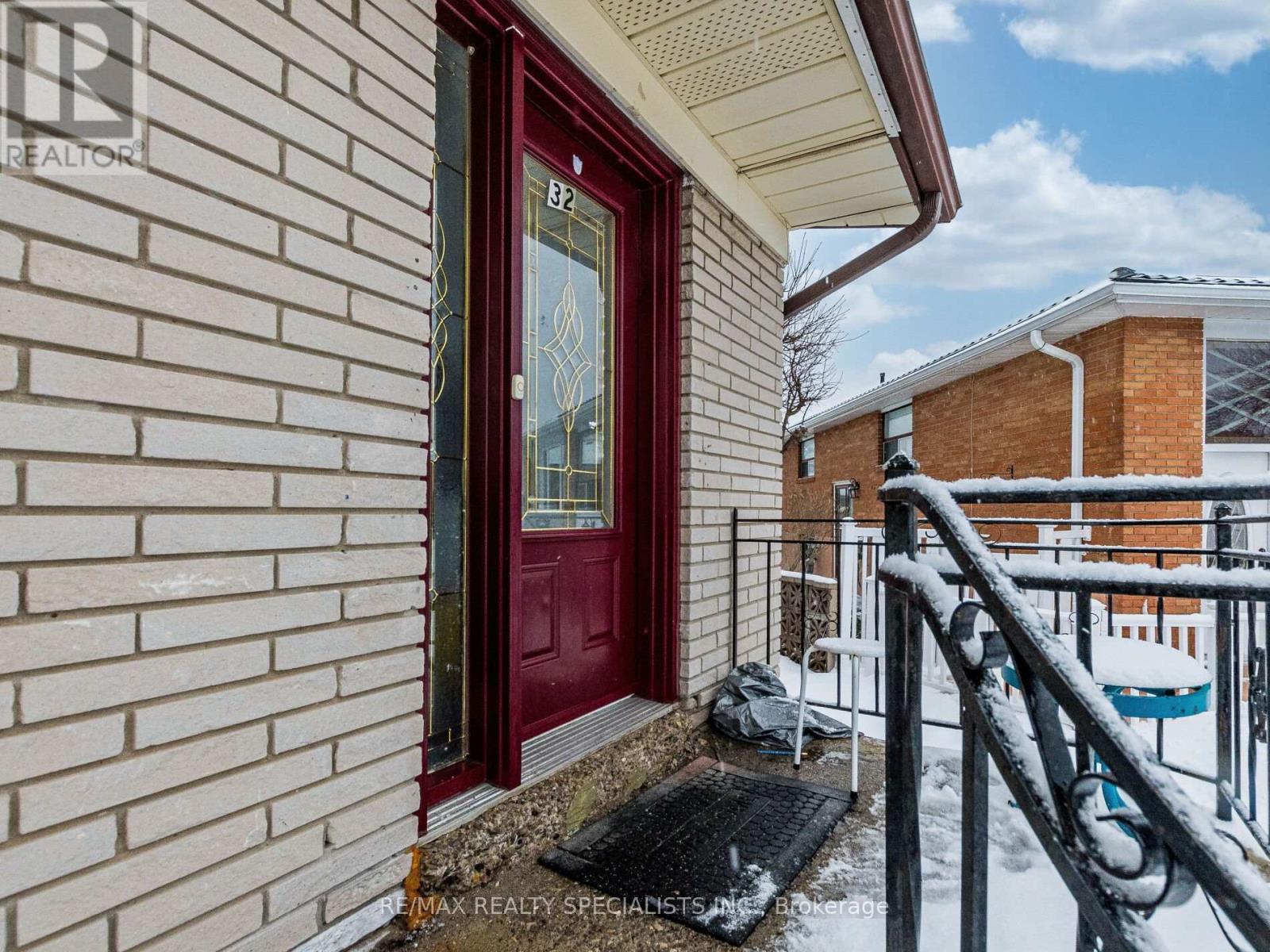 32 SHARON COURT