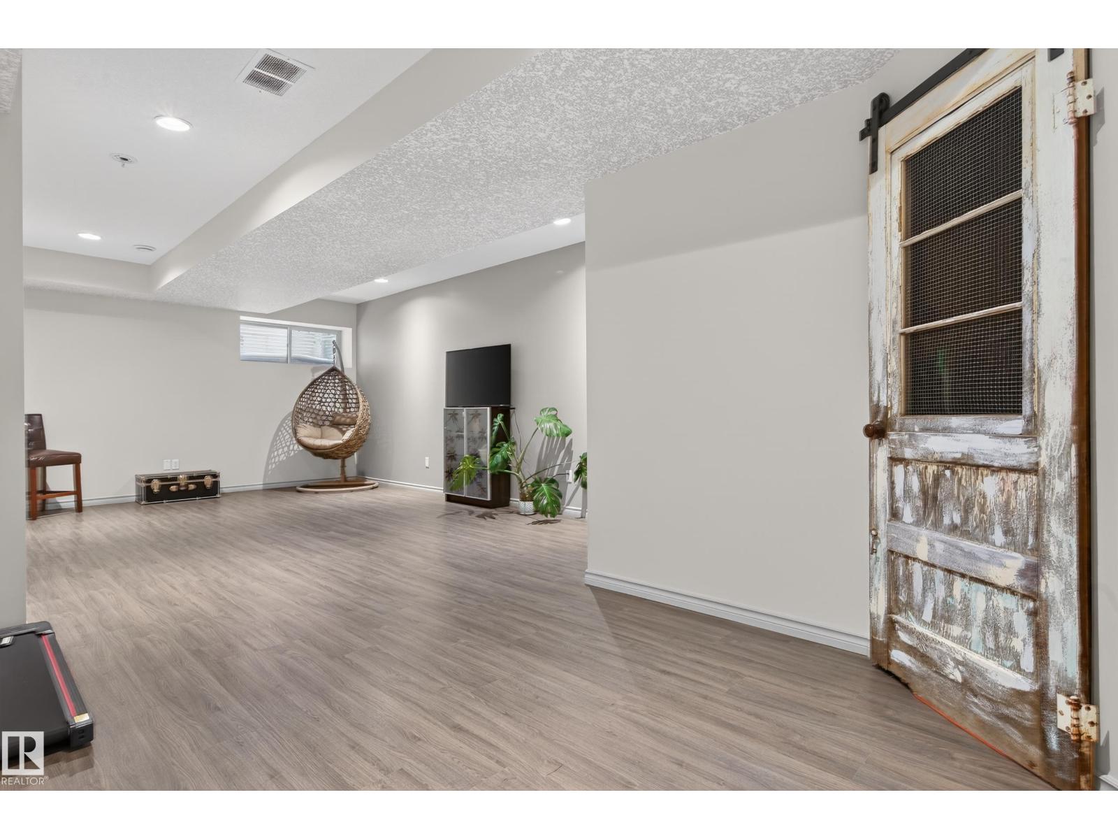 135 GILMORE WY - 39