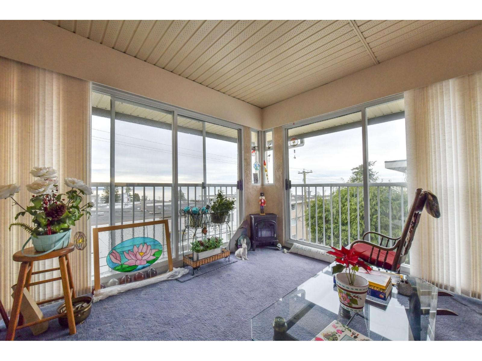 303 15130 ROPER AVENUE, White Rock