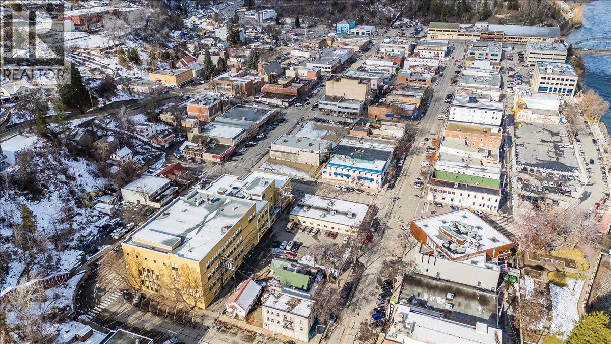 1590 Bay Avenue, Trail