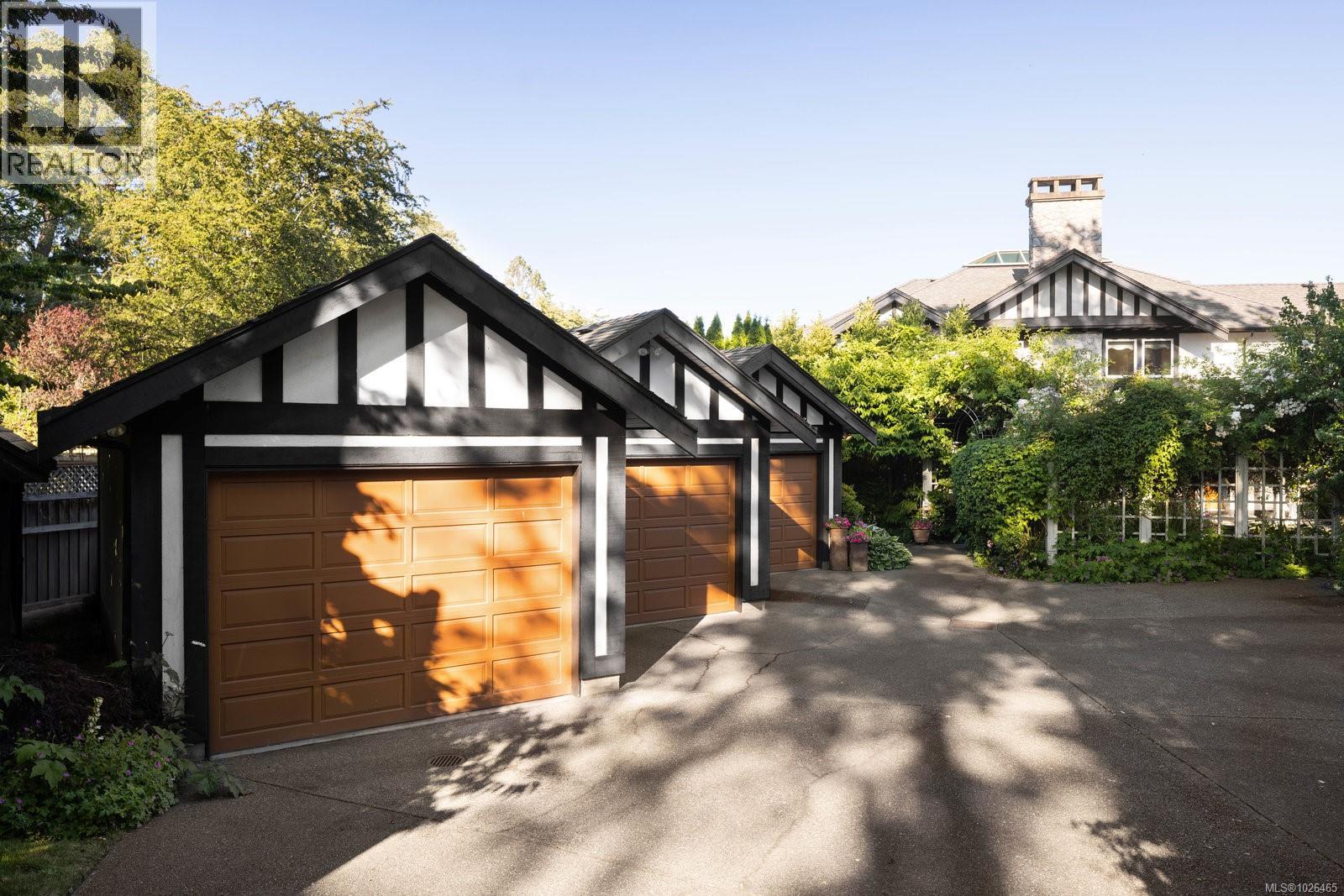  1580 Beach Drive, Oak Bay