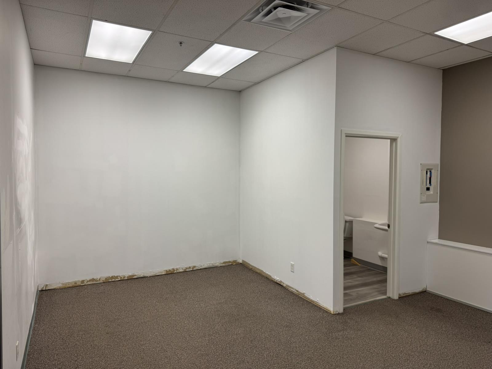 100, 4910  50 Avenue - photo 4