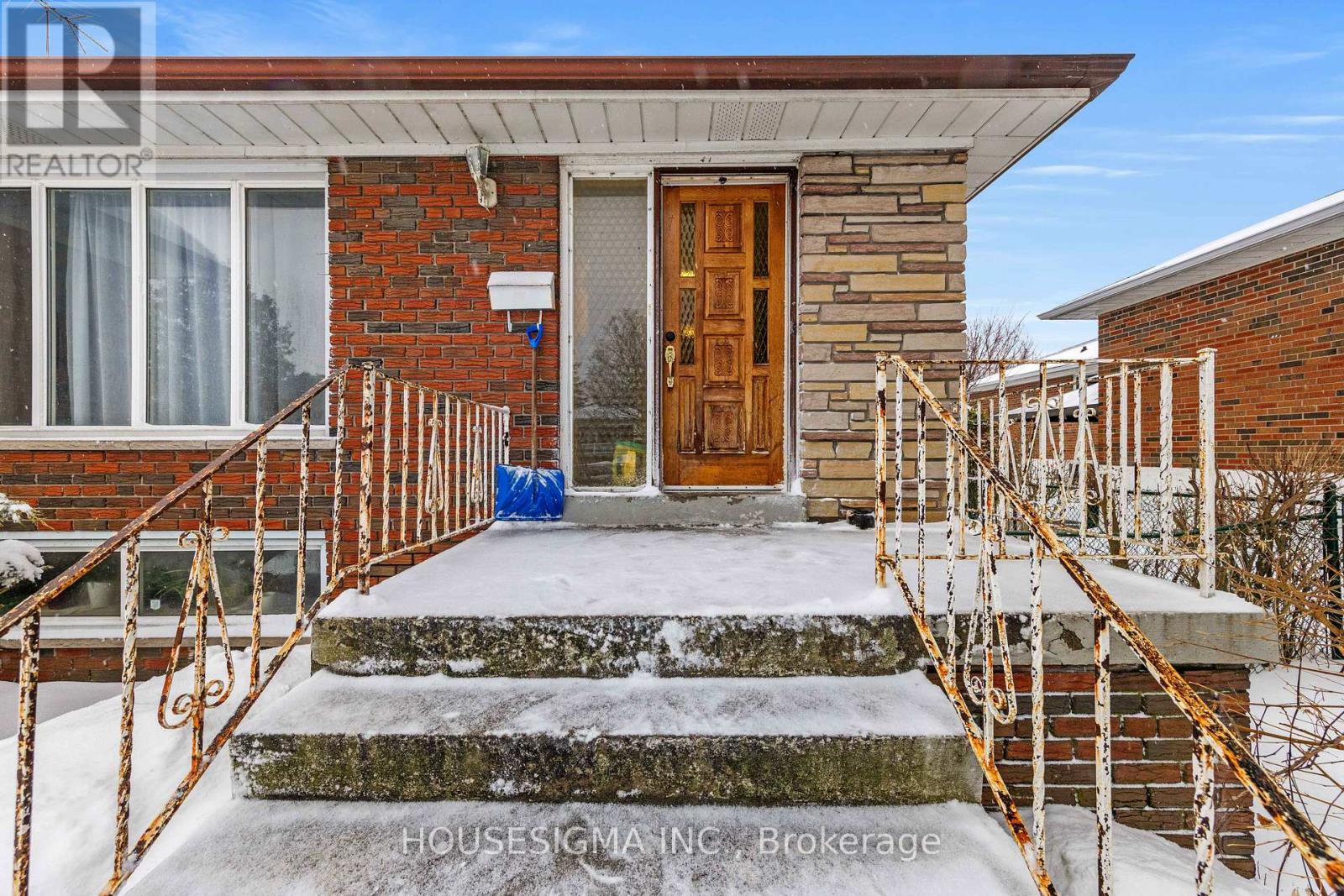 7 BRIARBLUFF AVENUE - Photo 4 of 33, Toronto (West Hill), Ontario