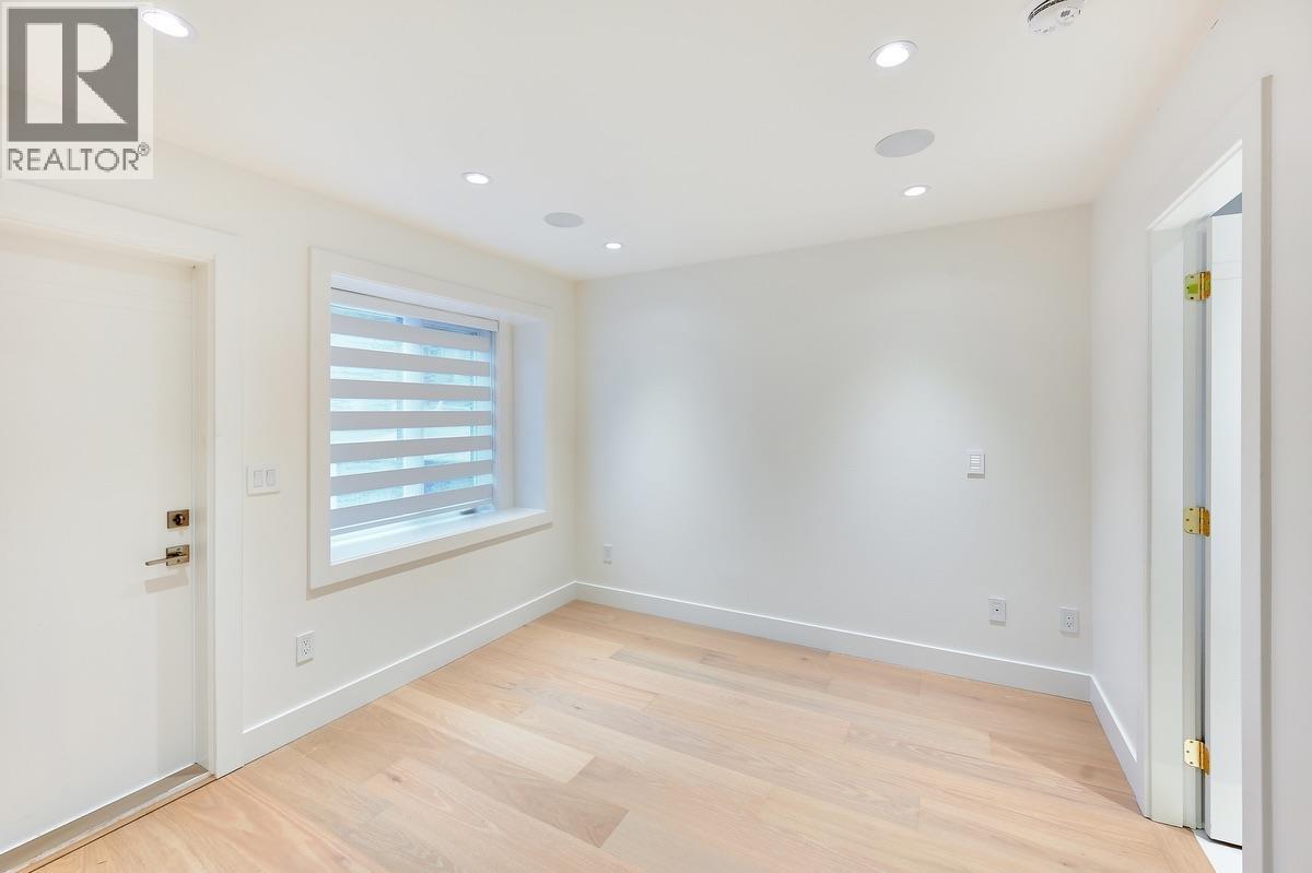 806 MONTROYAL BOULEVARD, North Vancouver