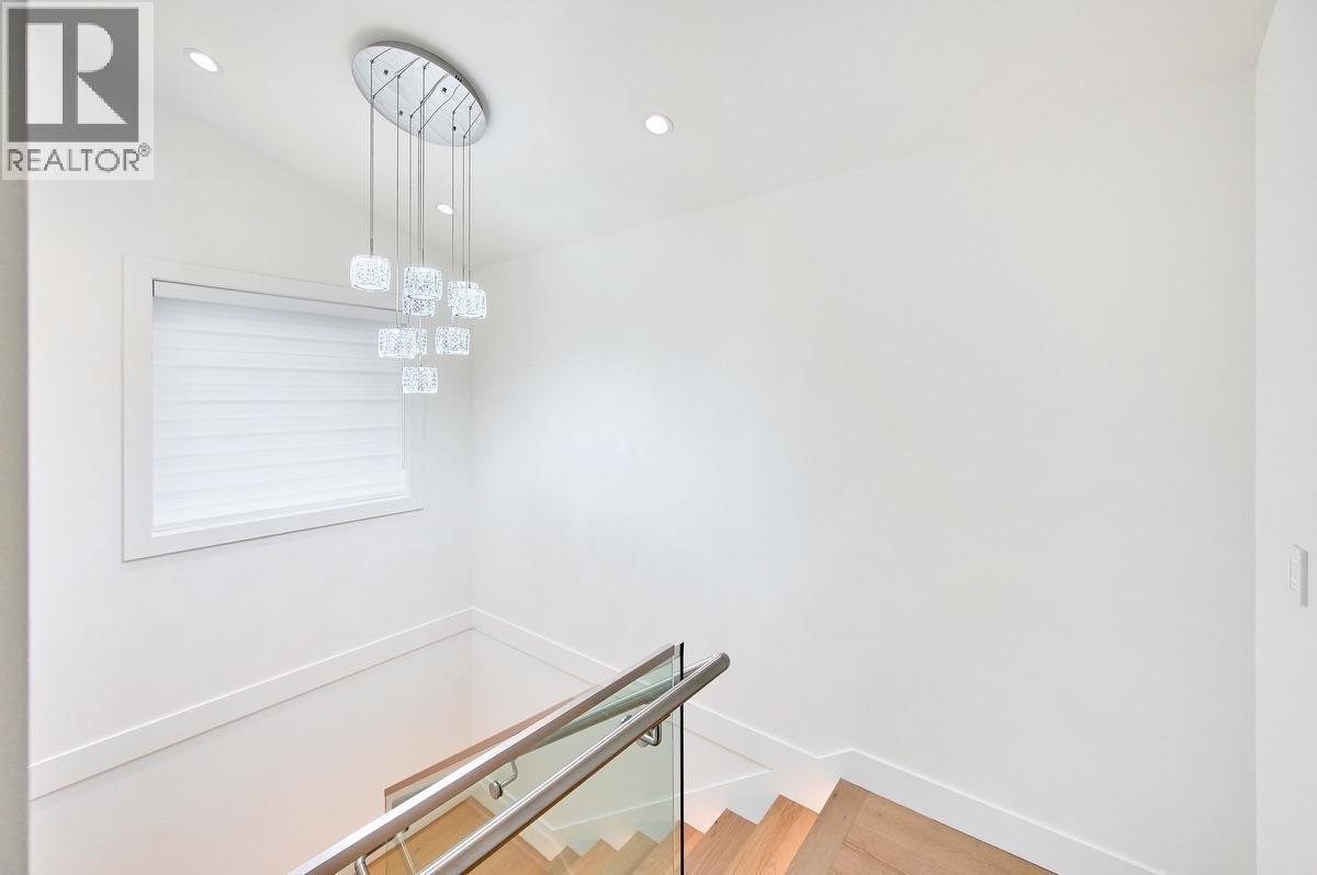 806 MONTROYAL BOULEVARD, North Vancouver