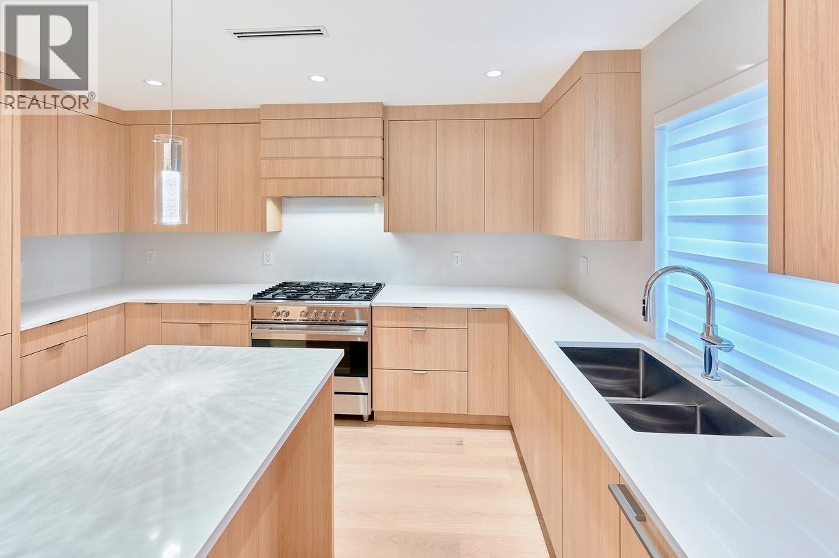 806 MONTROYAL BOULEVARD, North Vancouver