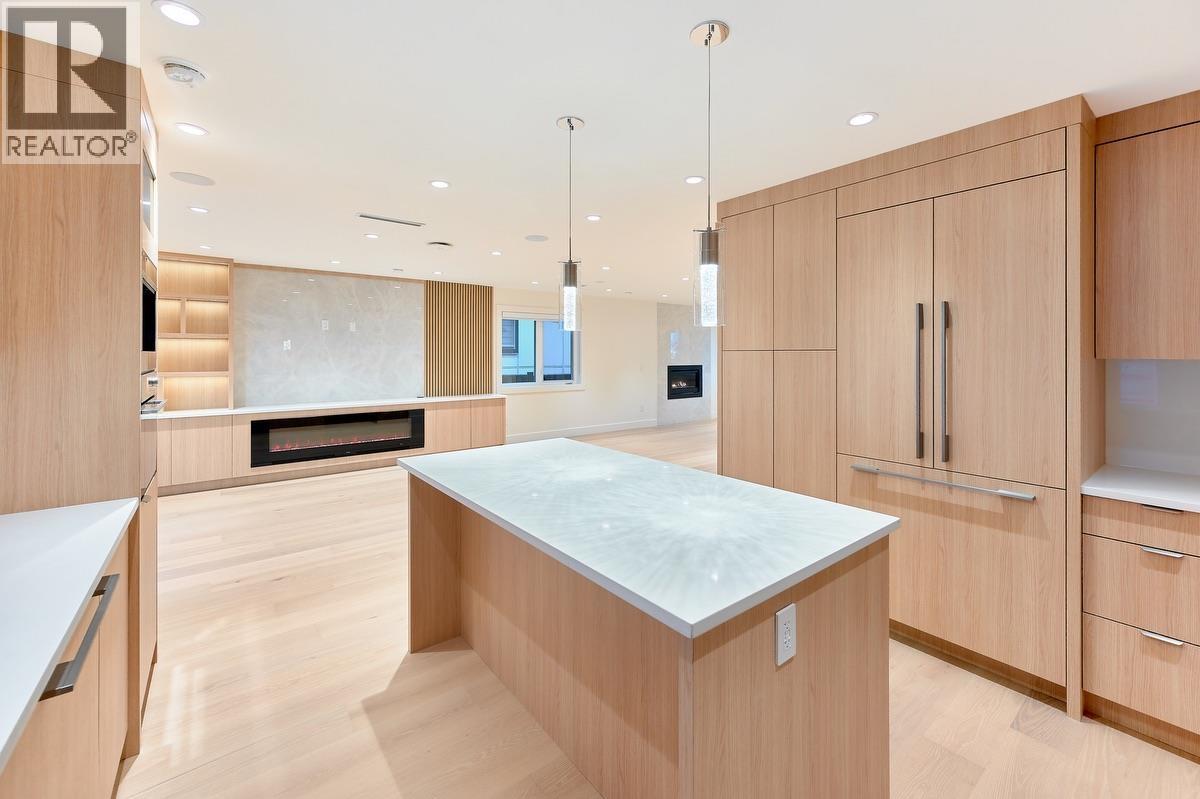 806 MONTROYAL BOULEVARD, North Vancouver