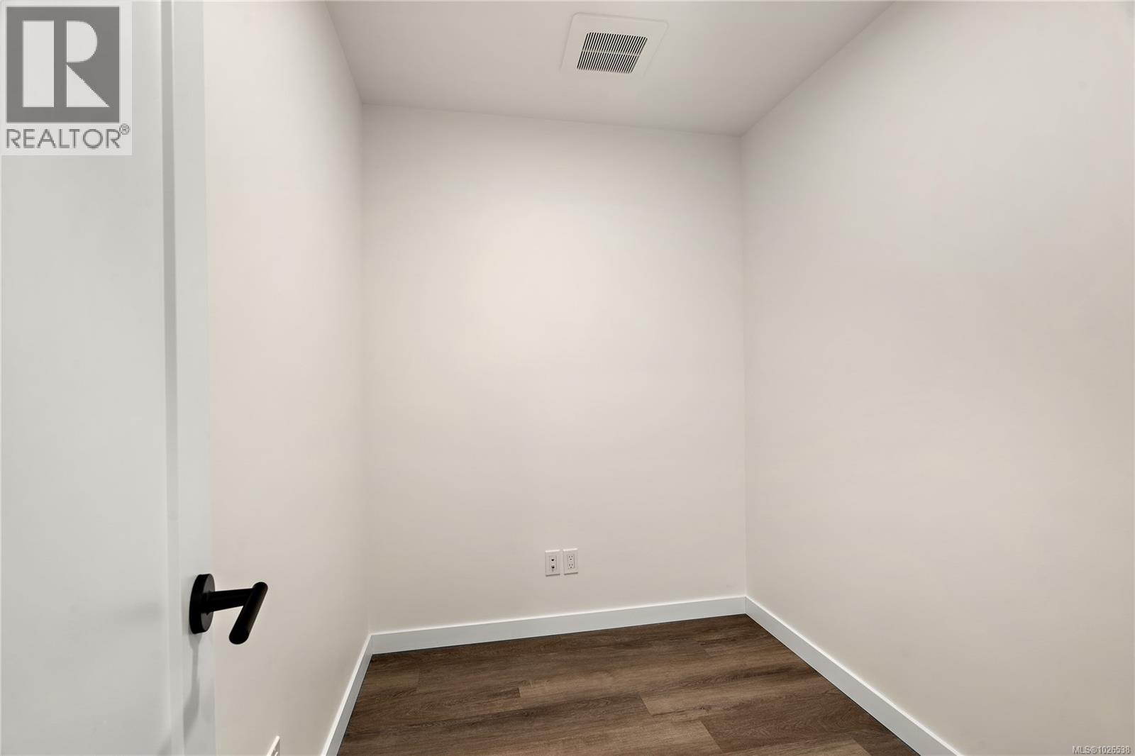 305 610 Lampson St, Esquimalt