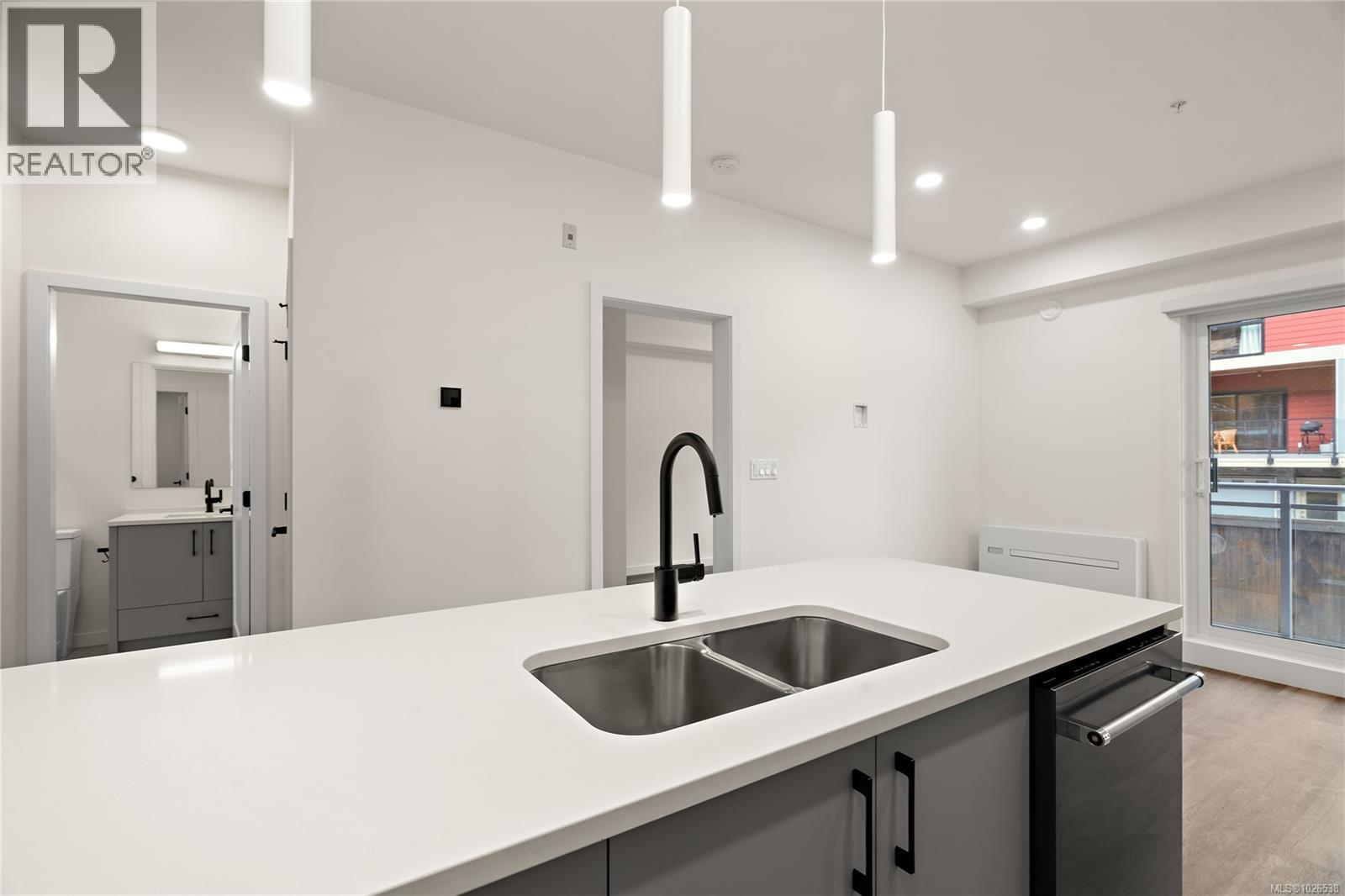 #305 610 Lampson St - 4
