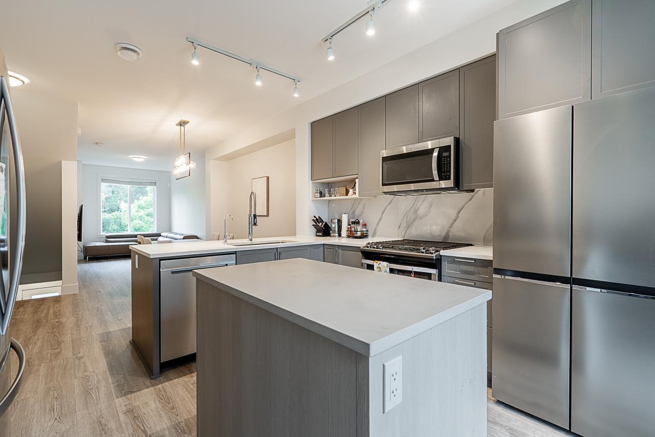 2 9718 161A STREET, Surrey