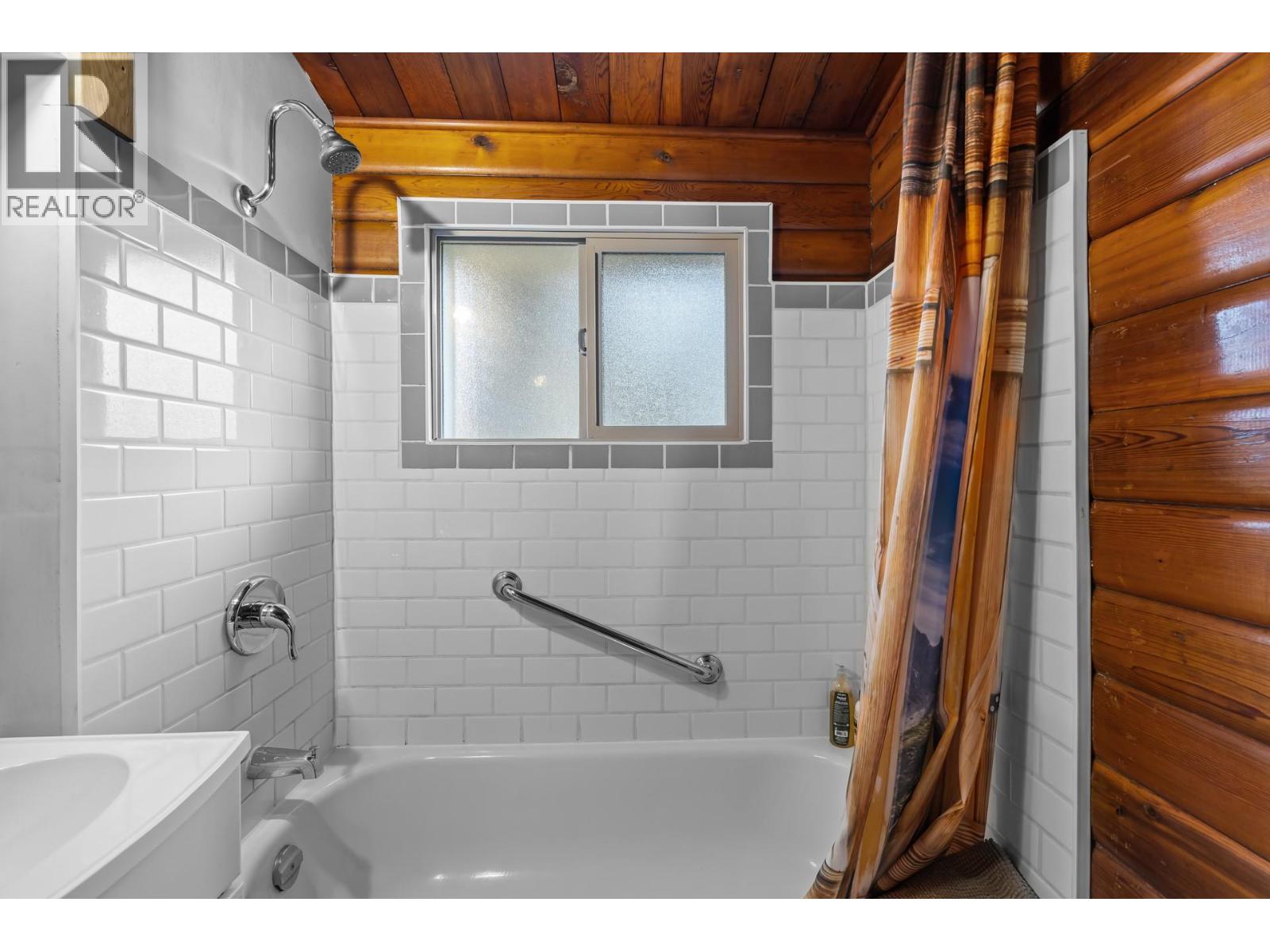  1210 Paradise Avenue, Sicamous