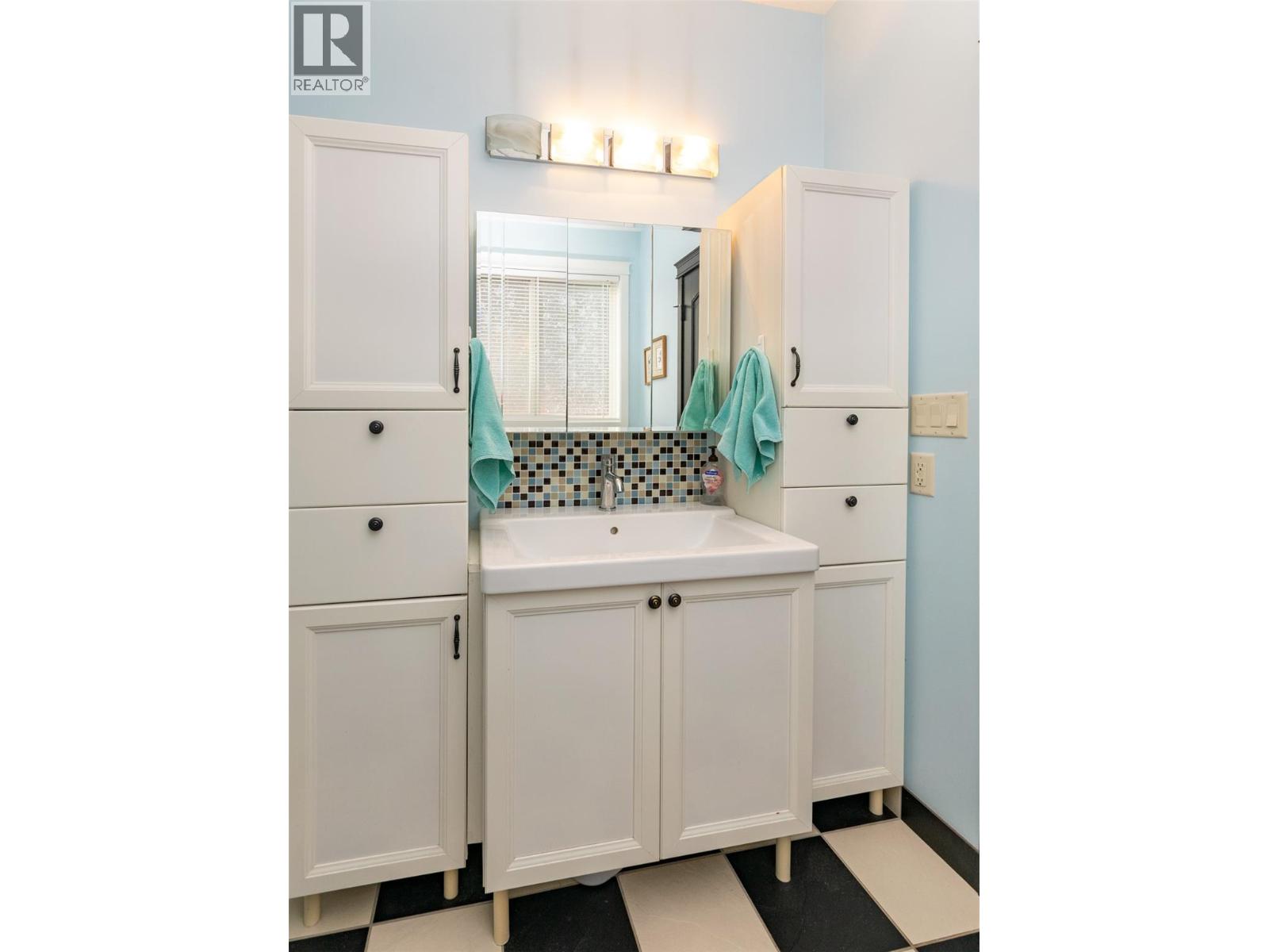 1571 20 Avenue NE, Salmon Arm