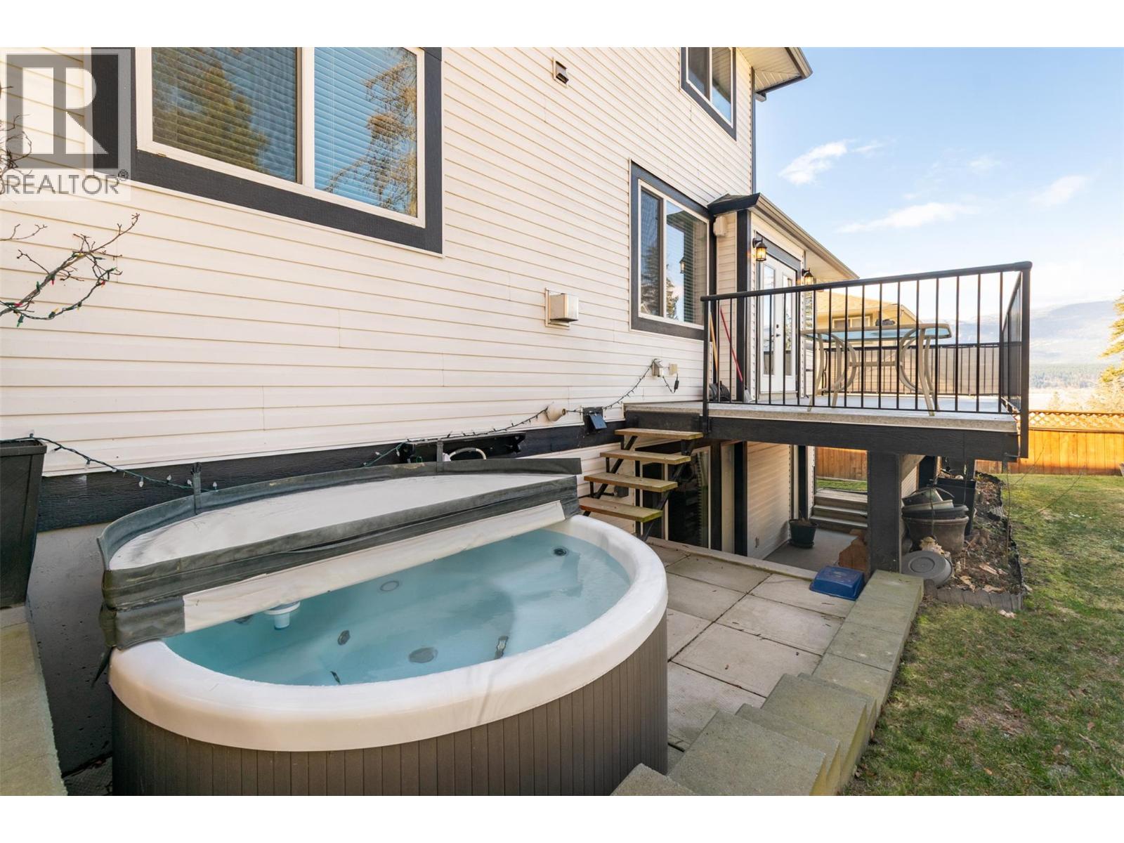 1571 20 Avenue NE, Salmon Arm