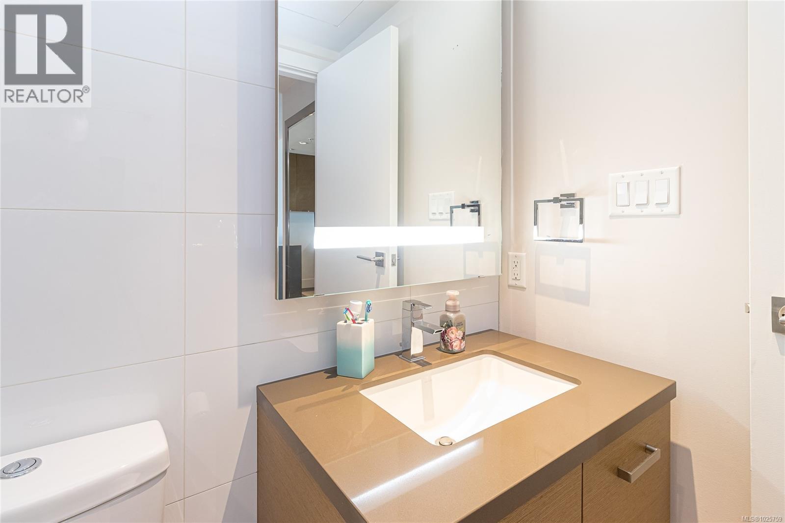 708 83 Saghalie Road, Victoria