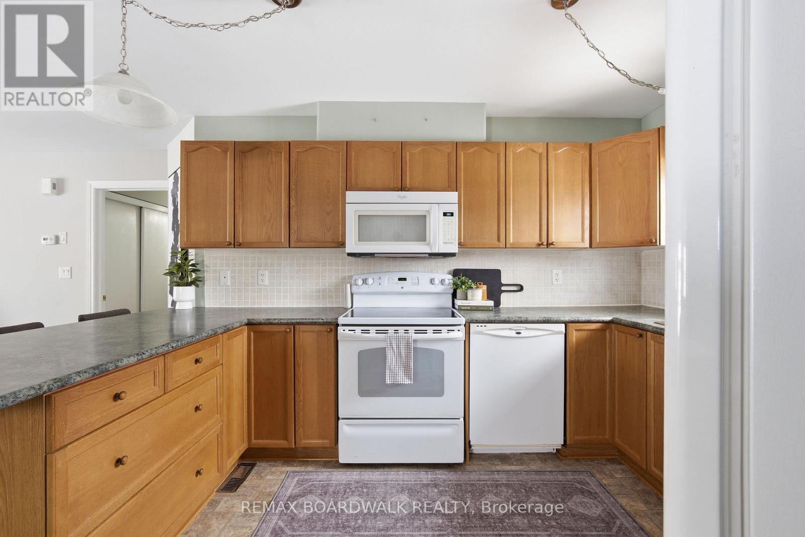 307 Chestnut photo 4