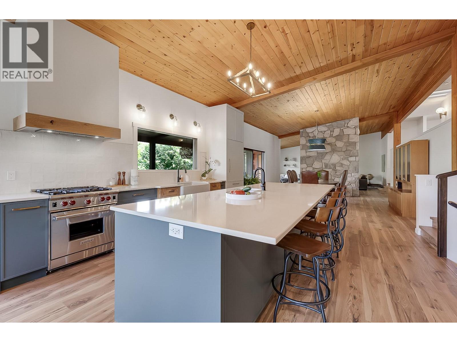1590 Willow Crescent - 1