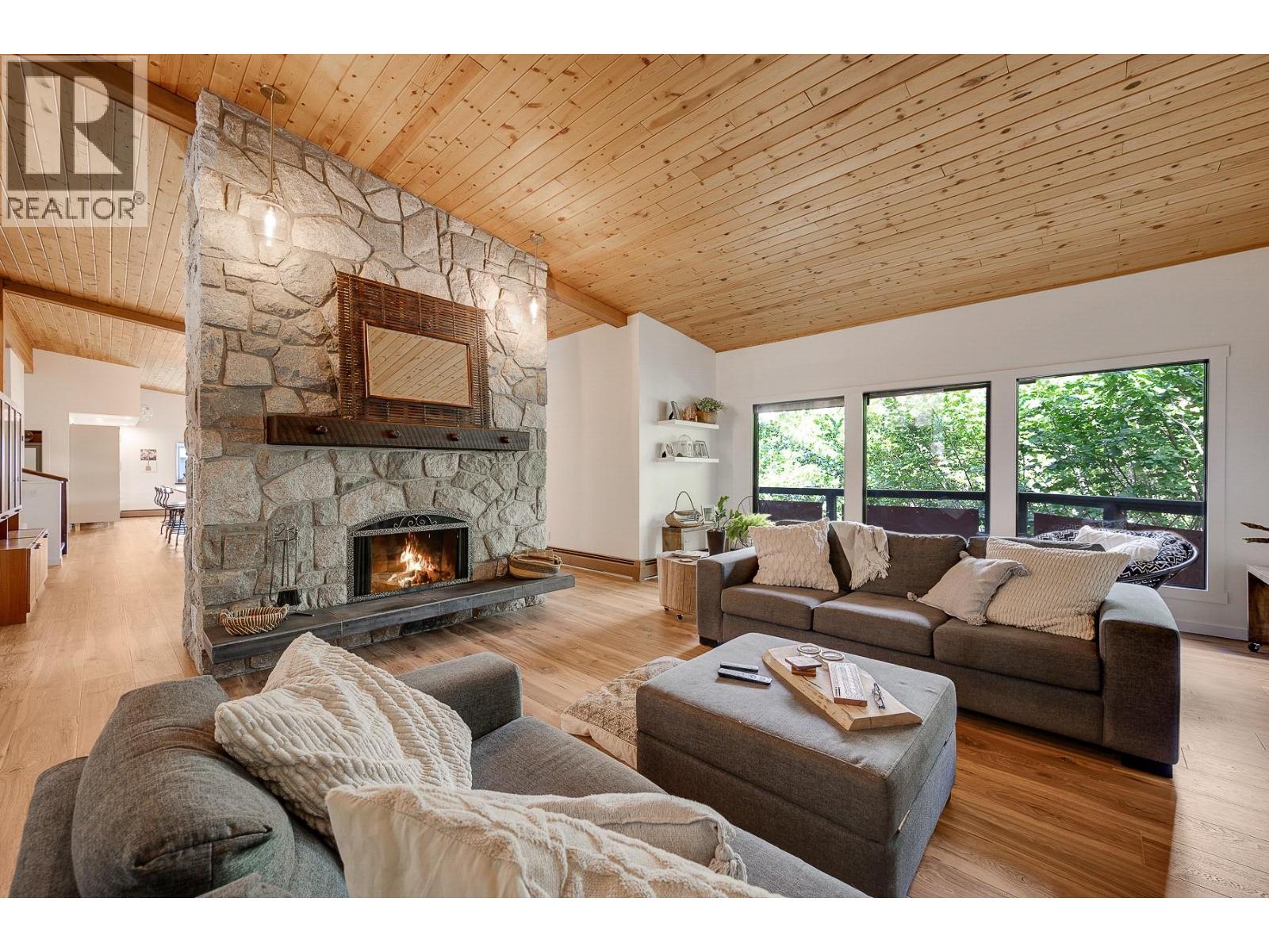 1590 Willow Crescent - 2