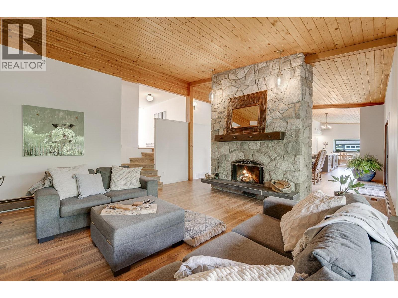 1590 Willow Crescent - 3
