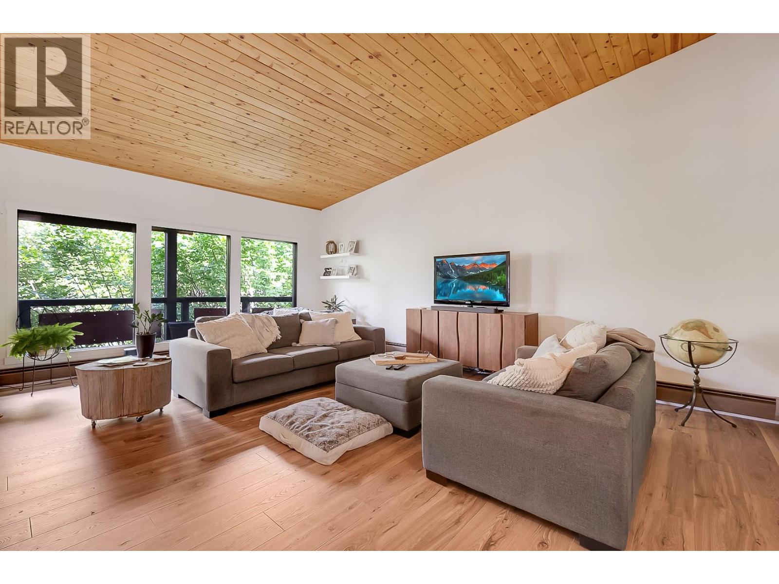 1590 Willow Crescent - 4