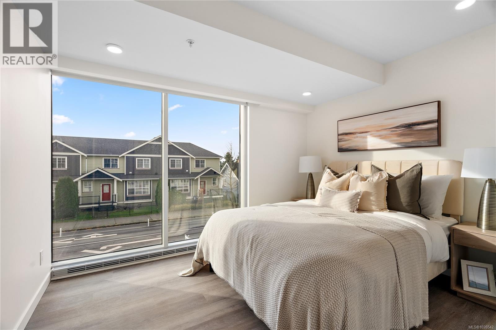 TH5 1102 Esquimalt Road, Esquimalt