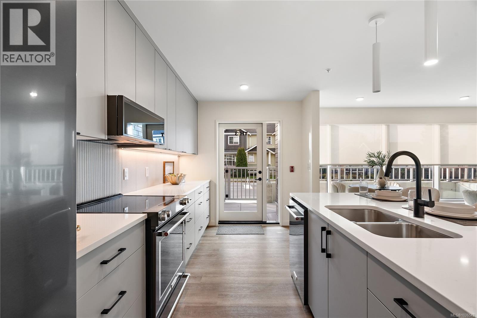 TH5 1102 Esquimalt Road, Esquimalt