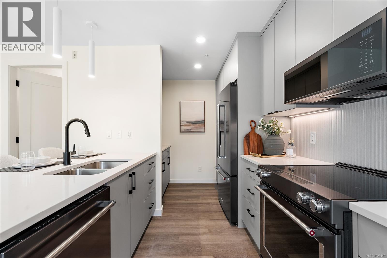 TH5 1102 Esquimalt Road, Esquimalt