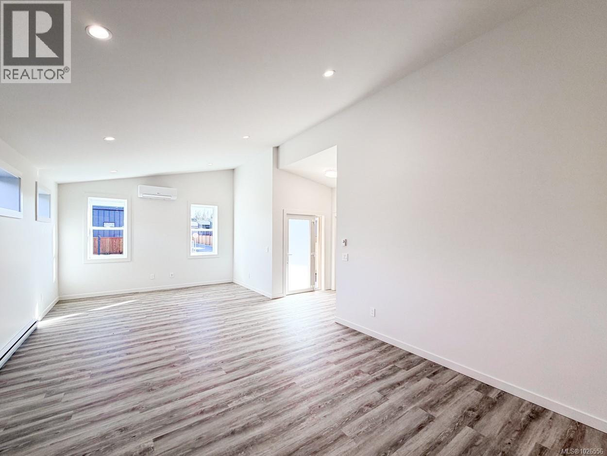 #3 3025 ROYSTON RD - 10