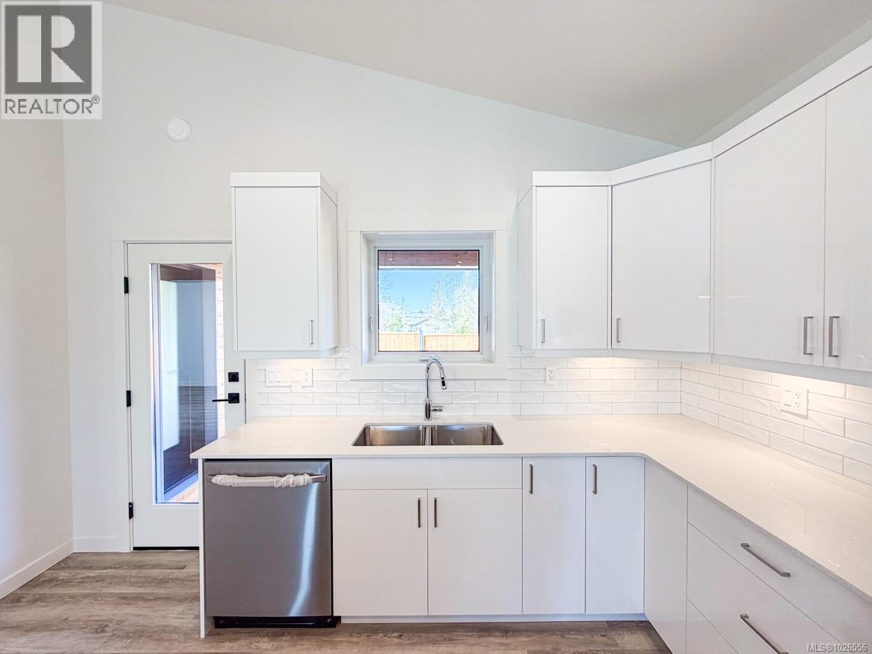 #3 3025 ROYSTON RD - 15