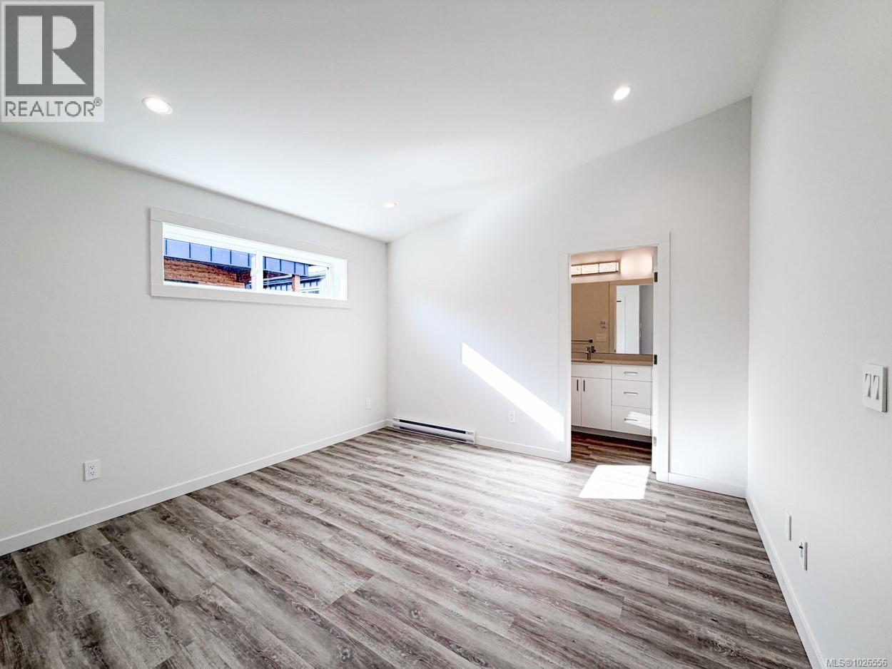 #3 3025 ROYSTON RD - 17