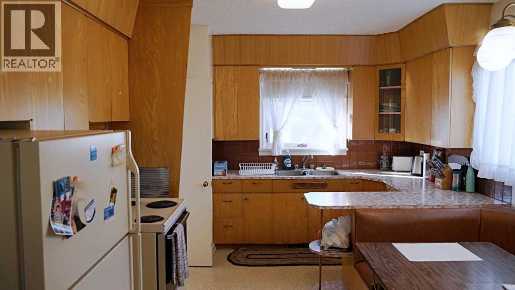 4703 49 Street - Photo 4 of 21, Myrnam, Alberta