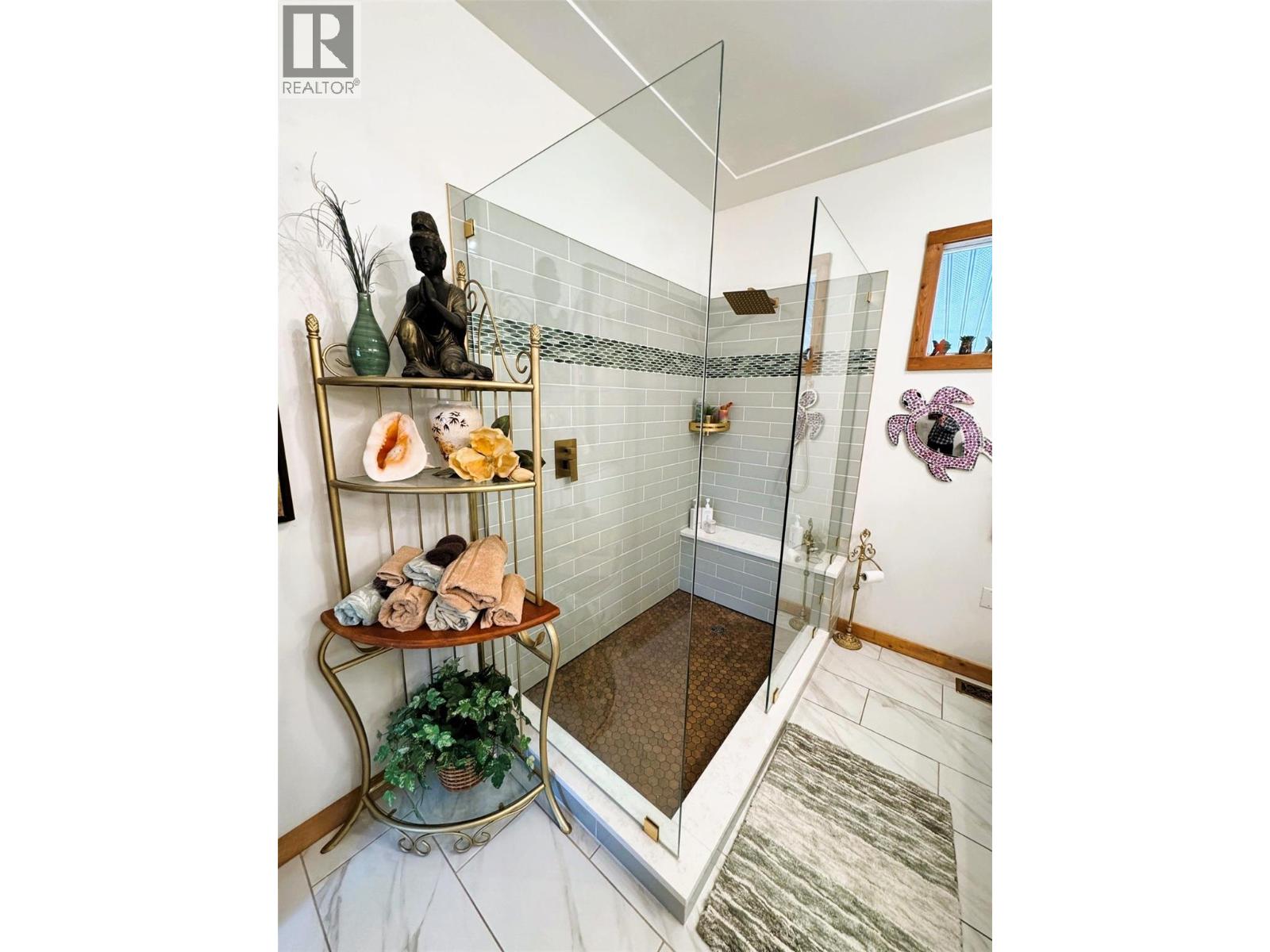 2200 Almond Gardens Road E, Grand Forks