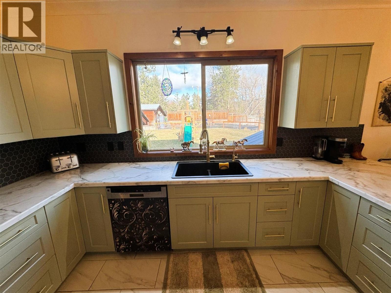 2200 Almond Gardens Road E, Grand Forks