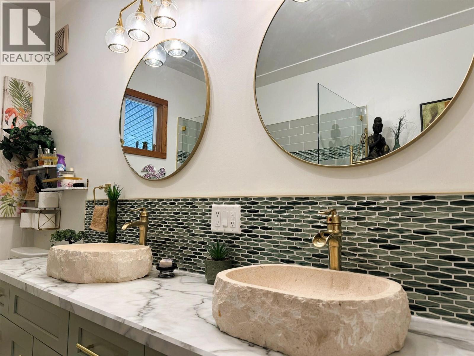 2200 Almond Gardens Road E, Grand Forks