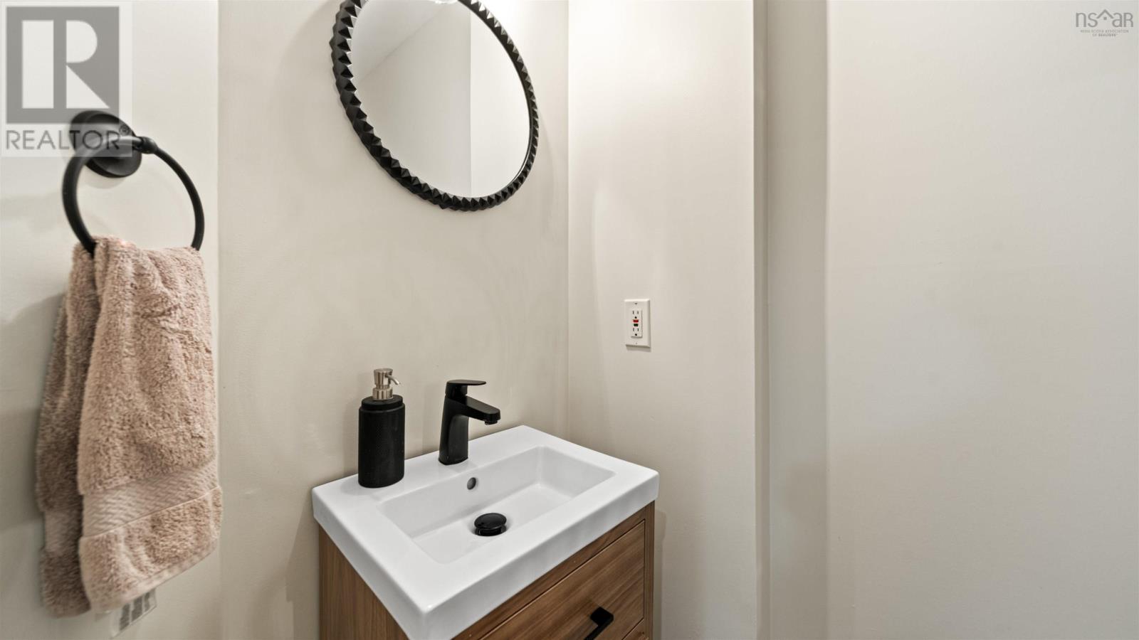 Property 37 of 44 of 45 Melrose Avenue