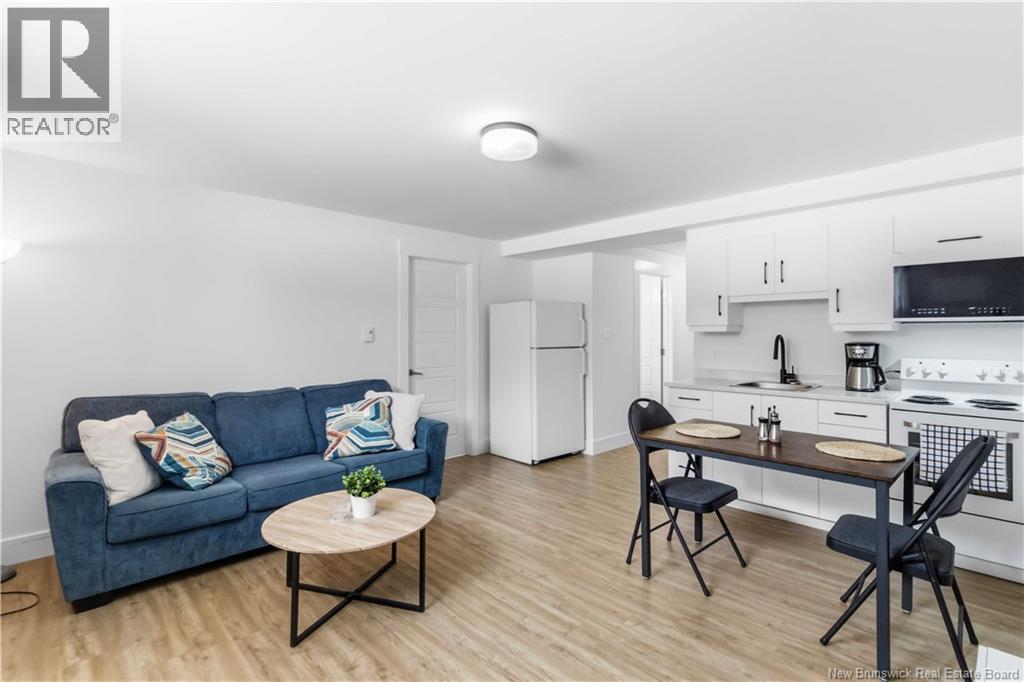 199 Runneymeade Road - 36