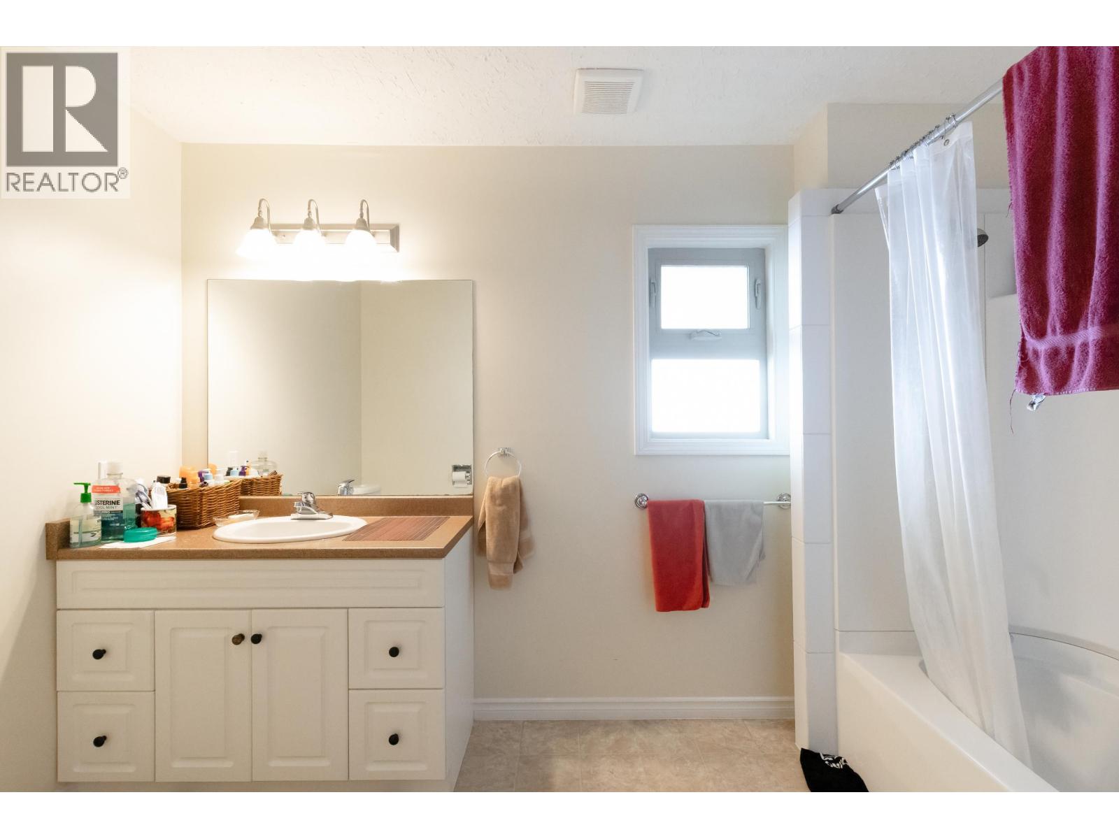 4902 LAUREL AVENUE, Sechelt