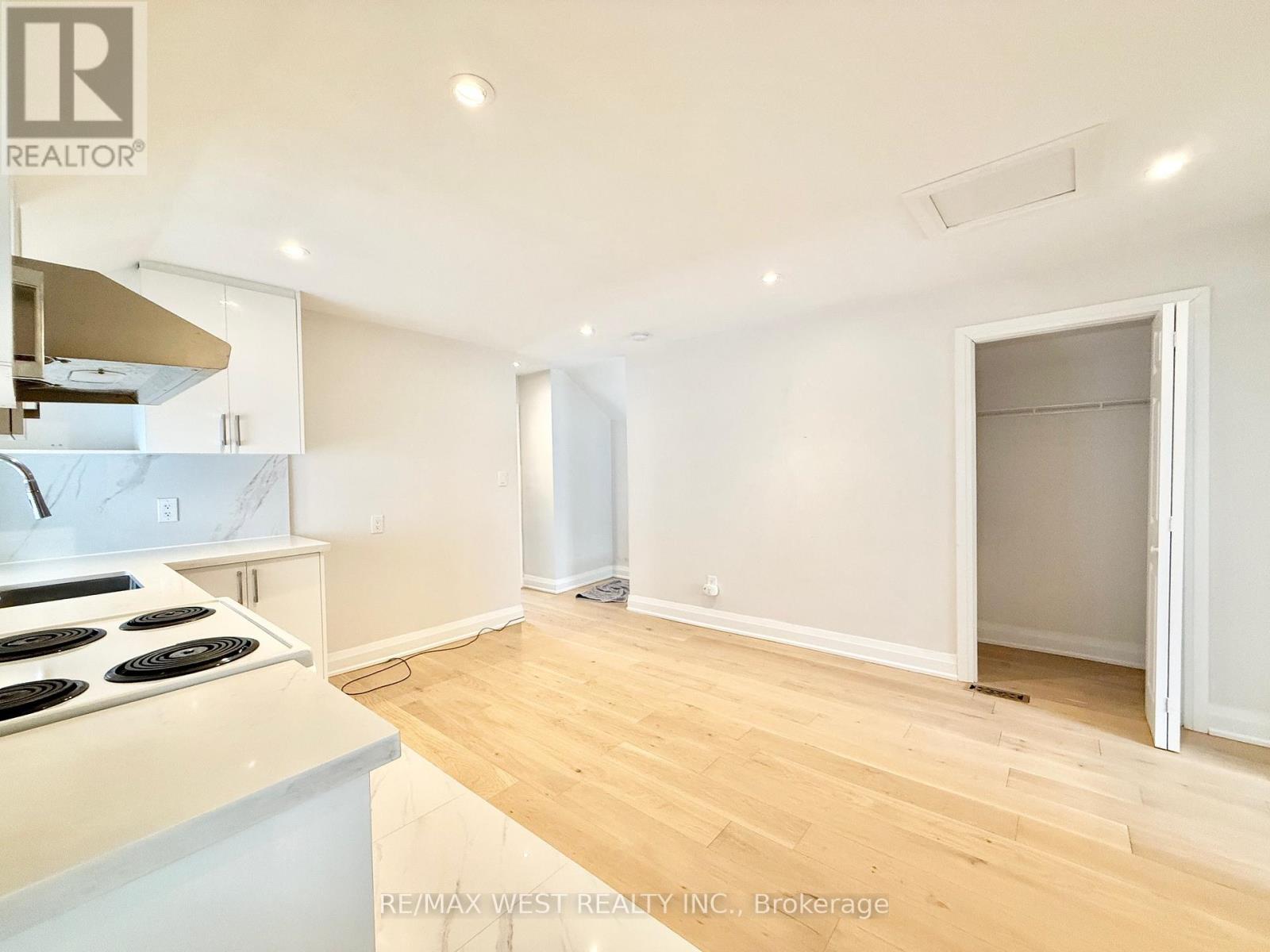 2ND FLR - 4 SUTHERLAND AVENUE - Photo 4 of 14, Toronto (Crescent Town), Ontario