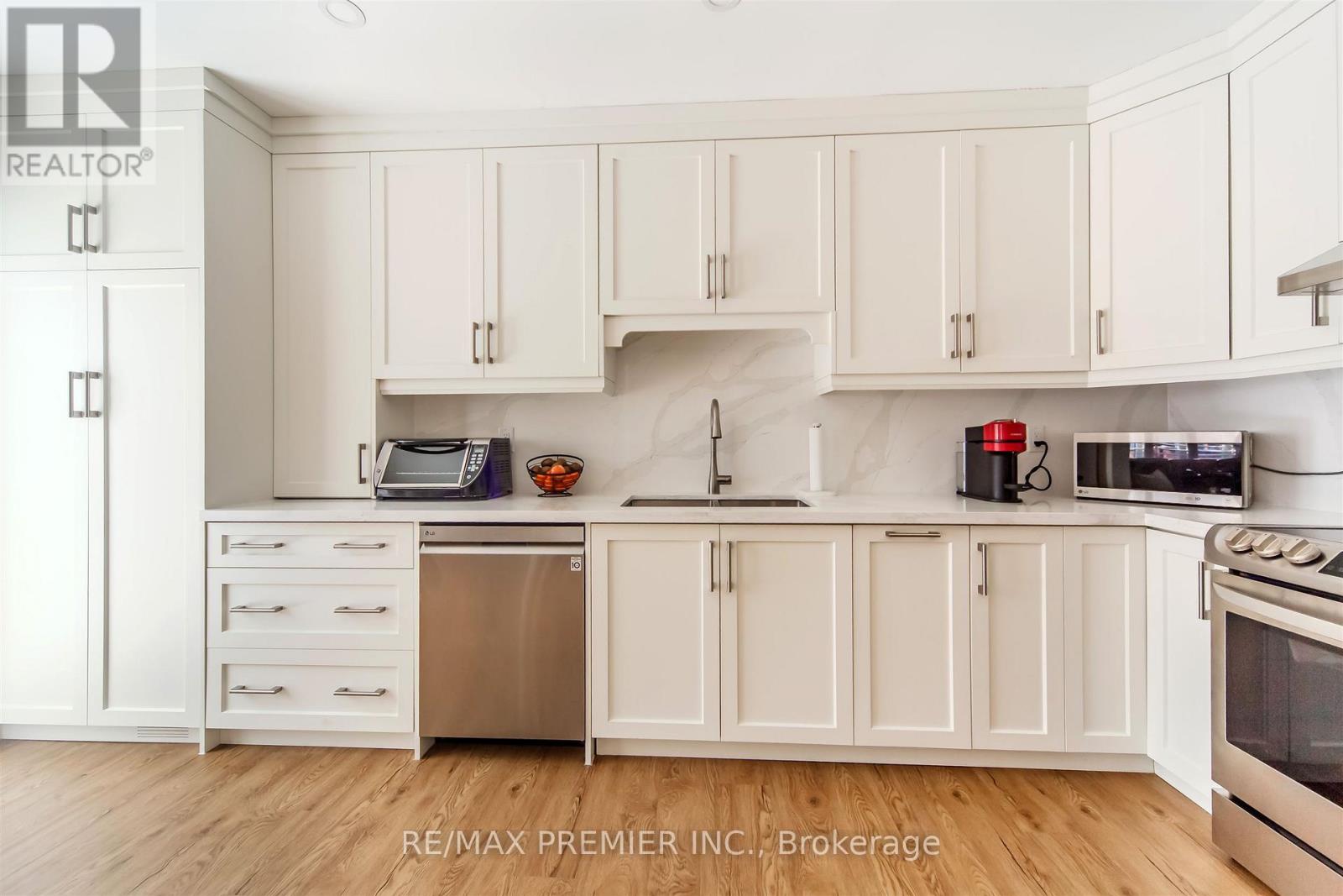 17 VILLANDRY CRESCENT - 11