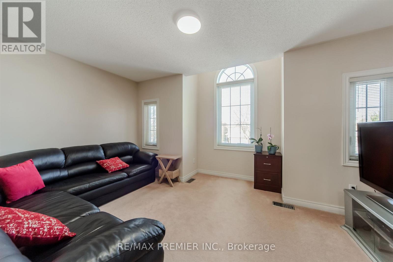 17 VILLANDRY CRESCENT - 16