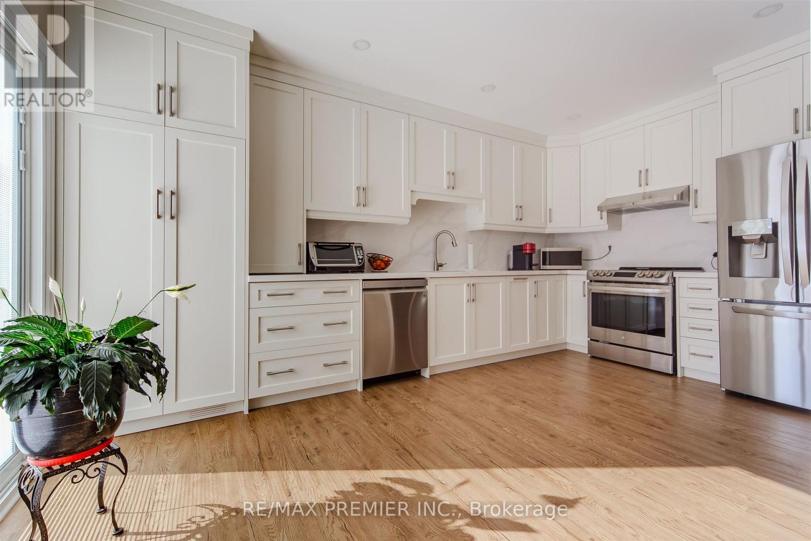 17 VILLANDRY CRESCENT - 9