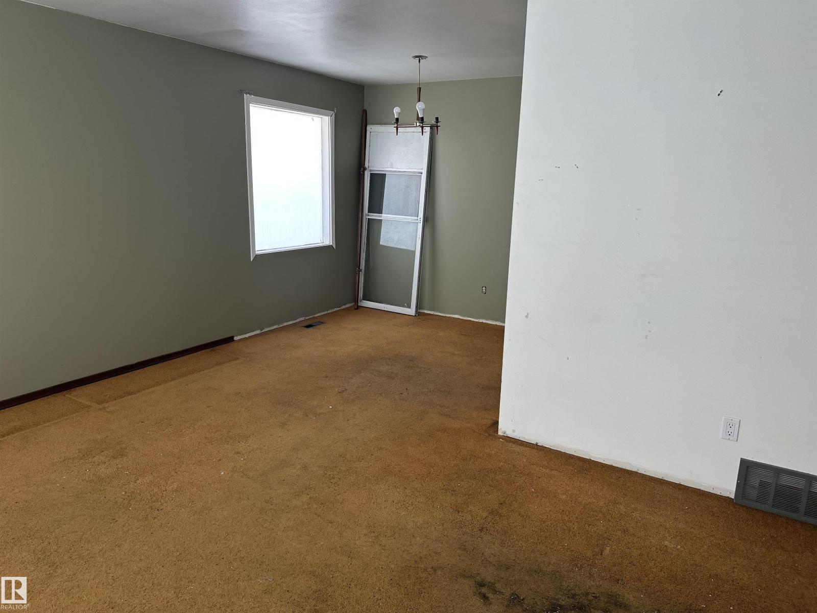 8 SHERIDAN DR, St. Albert