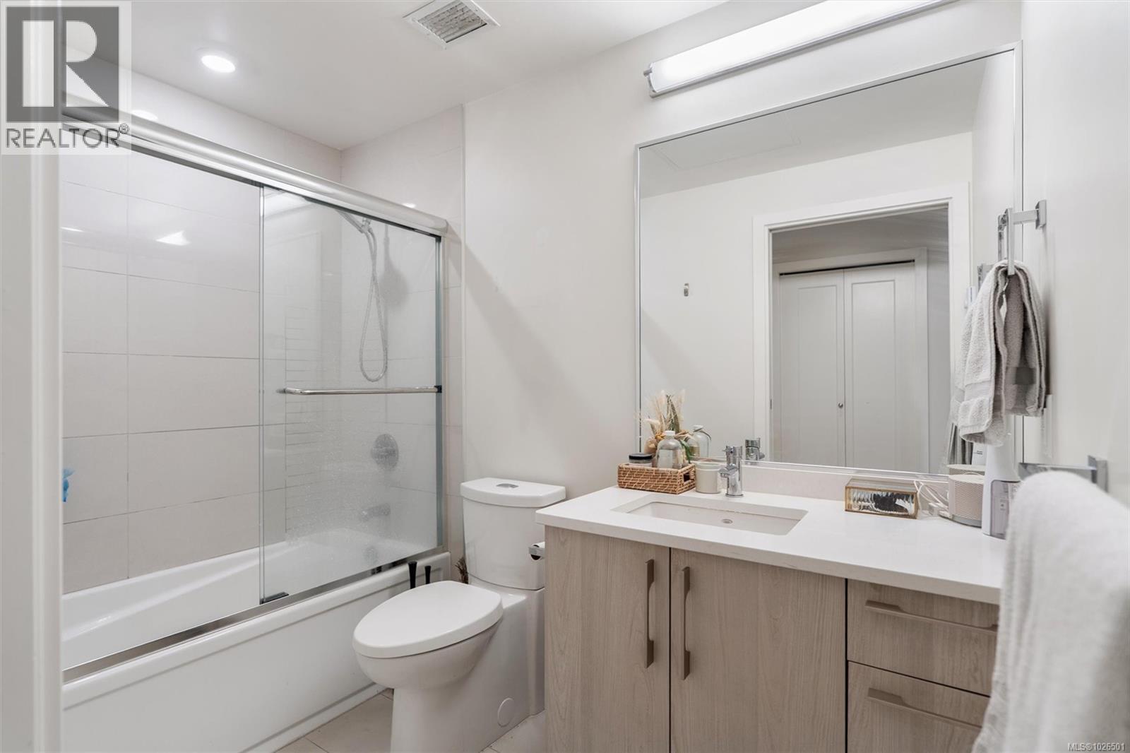 304 3333 Glasgow Ave, Saanich